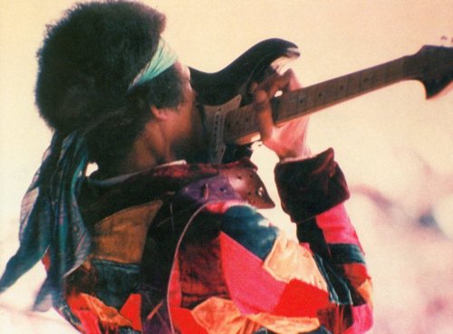 Jimi_playing_guitar_with_teeth